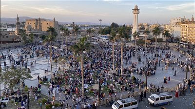 في جو عائلي مبهج.. الآلاف من أهالي الأقصر يفترشون ساحة أبو الحجاج ثاني أيام العيد