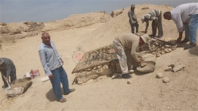 لدرء الخطورة.. الآثار تغلق الآبار المفتوحة بمنطقة أهرامات الجيزة | صور 