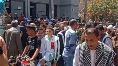 المئات يشاركون في جنازة كريم ضحية الغرق ببحر يوسف في الفيوم | بث مباشر 