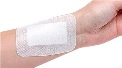 ضمادات الجروح تسبب السرطان وتلف الكبد.. تعرف على السبب