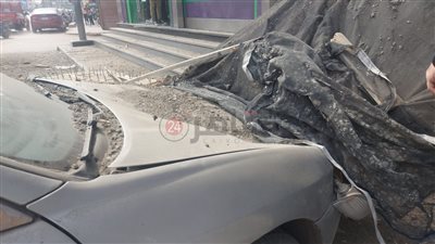 سقوط سقالات عمارة تحت الإنشاء على سيارة ملاكي بالمحلة| صور
