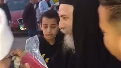العيد في مصر حاجة تانية.. قس وشيخ يوزعان هدايا على الأطفال بالقناطر الخيرية | بث مباشر