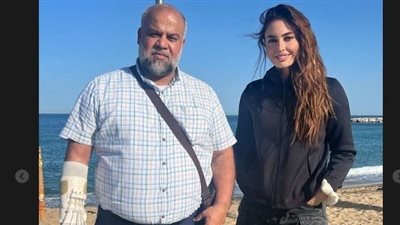 البطل في برشلونة.. نيكول سعفان تنشر صورتها مع المراسل الفلسطيني وائل الدحدوح