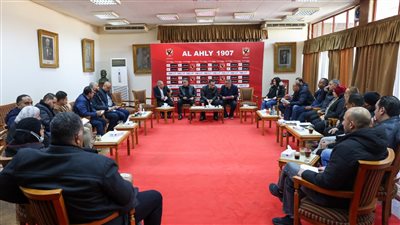 تكريم النجوم القدامى قبل مباريات بطولة إفريقيا للطائرة