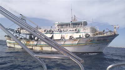 ضبط مركب يصطاد السمك بطريقة الجر داخل منطقة خليج أبو سومة