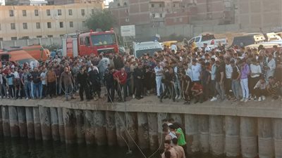 سقوط سيارة ميكروباص بركابها في مياه ترعة المحمودية بالبحيرة| صور