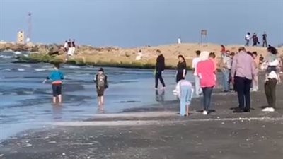استمرار توافد المواطنين على الشواطئ ودور السينما للاستمتاع بإجازة عيد الفطر| بث مباشر