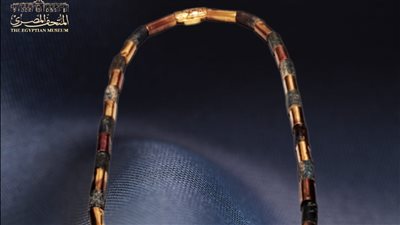 المتحف المصري بالتحرير يلقي الضوء على قلادة من الذهب تعود إلى الأسرة 21 