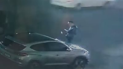 ماشيين عكس الطريق.. لصان يخطفان هاتف مواطن أمام فندق شهير بالمهندسين| فيديو