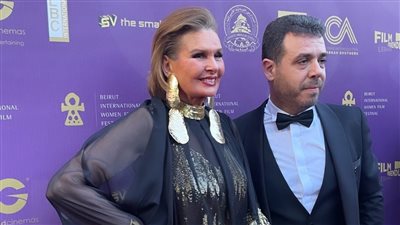 بإطلالة ذهبية.. يسرا تصل إلي ريد كاربت مهرجان بيروت لسينما المرأة استعدادًا لتكريمها | صور