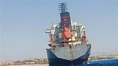 تفاصيل خروج السفينة الجانحة بخليج العقبة من شواطئ شرم الشيخ| بث مباشر