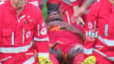 آخر تطورات حالة لاعب روما بعد حادثة مباراة أودينيزي.. وموقف استكمال اللقاء من عدمه