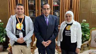 محافظ شمال سيناء يستقبل وفدا من منظمة المطبخ المركزي العالمي