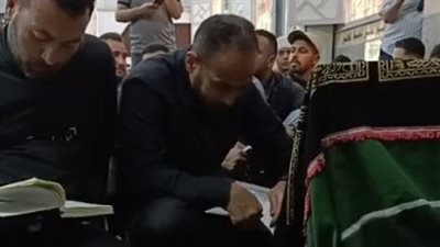 قاعد جنب النعش وبيبكي.. الحزن يسيطر على وليد سليمان قبل تشييع جثمان والده بالمنيا | بث مباشر