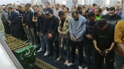 نجم الأهلي السابق يودع والده بالدعاء.. لحظة دفن والد وليد سليمان في مشهد جنائزي مهيب بالمنيا| صور