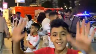 احتفالات وسعادة جماهير الزمالك أمام النادي بعد الفوز على الأهلي | بث مباشر 