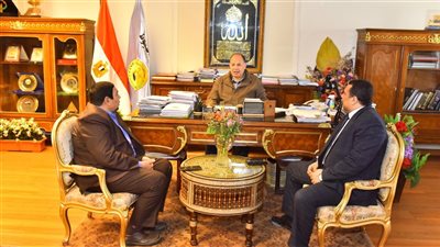 محافظ أسيوط يتابع جهود ترشيد استهلاك الكهرباء بالقرى والمراكز وخطط تخفيف الأحمال المؤقتة