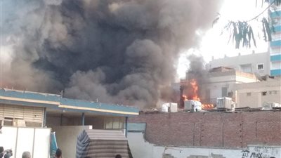 إصابة 7 أشخاص في حريق معرض فيلة بأسوان| صور