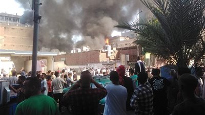 محافظ أسوان يتابع جهود السيطرة على حريق معرض فيلة.. ويوجه بصرف التعويضات