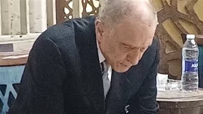 أبرزهم أشرف زكي وطارق علام.. الحزن يسيطر على شقيق شيرين سيف النصر خلال استقباله عزائها | بث مباشر 