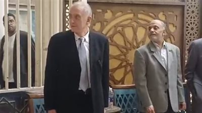 وصول أحمد عبد العزيز إلى عزاء شيرين سيف النصر بمسجد الحامدية الشاذلية| بث مباشر 