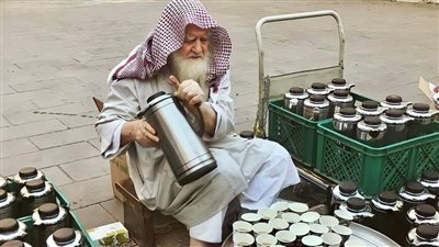قدم الشاي مجانا لزوار المدينة المنورة لمدة 40 عامًا.. وفاة الحاج السوري إسماعيل أبو السباع 