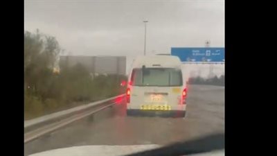 أجبرها مديرها على النزول للعمل فعلقت وسط السيول والأمطار.. أم إماراتية تستغيث من وضع ابنتها