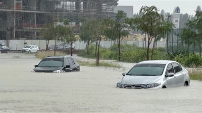 خبراء الأرصاد يربطون بين العاصفة التاريخية في الإمارات وتلقيح السحب.. ما القصة
