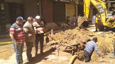استجابة سريعة للأهالي.. محافظ المنيا يوجه بسرعة إصلاح كسر ماسورة مياه بشارع الجمهورية بمغاغة