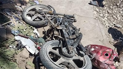 بعد قفز قائده.. قطار يدهس موتوسيكل على شريط السكة الحديد في قنا