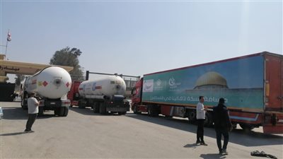 مسافة السكة.. شاحنات مساعدات صناع الخير تعبر معبر رفح وصولا لقطاع غزة 