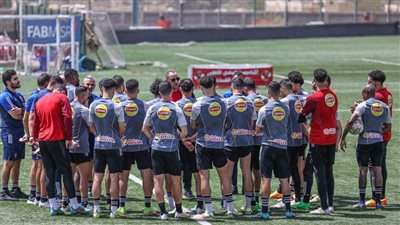 الخطيب يجتمع مع لاعبي الأهلي قبل السفر إلى الكونغو لمواجهة مازيمبي