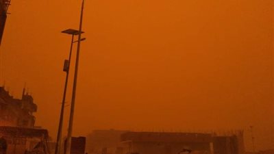 السماء لونها أحمر.. رياح وأتربة كثيفة على مدينة مطروح وتحذيرات بعدم السفر