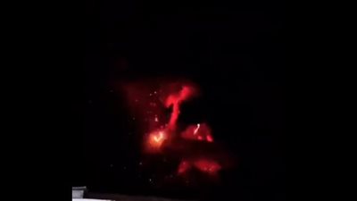 ثوران بركان ضخم في إندونيسيا يدفع لتهجير السكان وإغلاق المطارات | فيديو