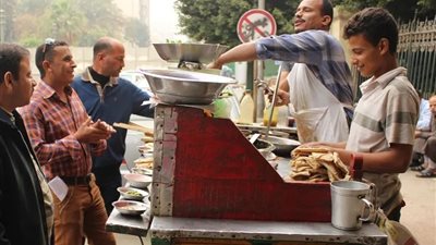  الغرف التجارية: أسعار سندوتشات الفول والطعمية على العربيات والمحلات الصغيرة انخفضت لـ 5 جنيهات