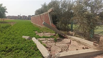 استغاثة أهالي دكما بالمنوفية: انهيار جزء كبير من سور مركز الشباب والباقي يهدد بكارثة| صور 