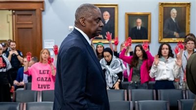 نشطاء يهاجمون وزير الدفاع الأمريكي في الكونجرس بعد إنكاره الحرب على غزة: أيادينا ملطخة بالدماء