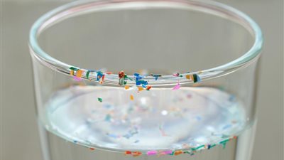 دراسة مرعبة ترجح احتمالية وصول جسيمات البلاستيك إلى الدماغ