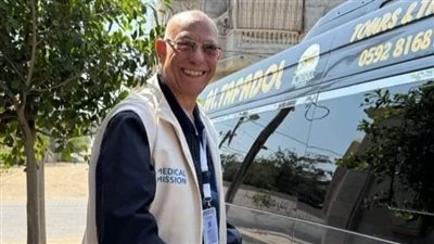 ما بين العريش وغزة.. رحلة أحمد عبد العزيز في علاج مصابي القطاع طوال 5 أشهر