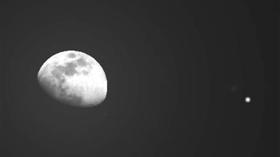 10 أضعاف الشمس.. اقتران القمر مع نجم عملاق الليلة