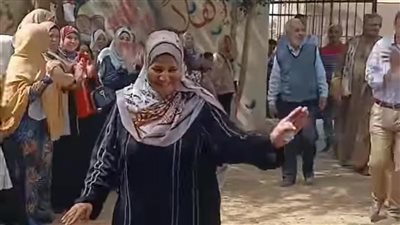 أم عظيمة.. ممر شرفي من تلاميذ معهد أزهري لمعلمة بلغت سن المعاش بقنا| فيديو