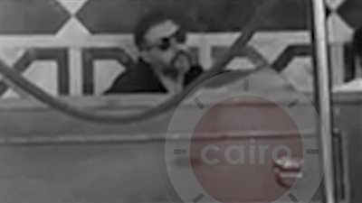 مش قادر يقف على رجله.. انهيار أحمد السعدني في جنازة والده