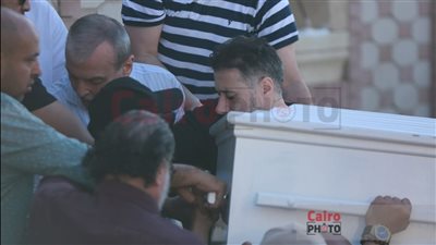 أحمد السقاء أدخله القبر وبكاء الفنانين.. أبرز مشاهد دفن جثمان صلاح السعدني بمثواه الأخير | بث مباشر