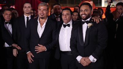 محمد فؤاد يمازح الهضبة في زفاف نجله: ما أناسبش حد غير عمرو دياب
