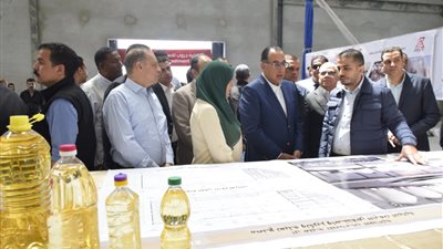 رئيس الوزراء يتفقد مصنع تكرير وتعبئة الزيوت النباتية ببورسعيد| صور