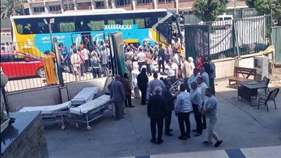 مستشفيات أسيوط الجامعية تستقبل عددًا من مصابي غزة | صور