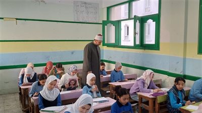 طلاب صفوف النقل الثانوي الأزهري يؤدون أخر أيام امتحانات الفصل الدراسي الثاني 2024