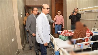 رئيس جامعة أسيوط يزور مصابي غزة بالمستشفيات الجامعية ويطمئن على توفير العلاج اللازم