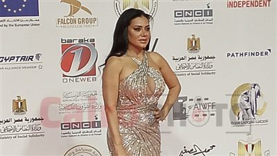 إطلالة جريئة لـ رانيا يوسف.. توافد النجوم على ريد كاربت في افتتاح مهرجان أسوان الدولي لأفلام المرأة