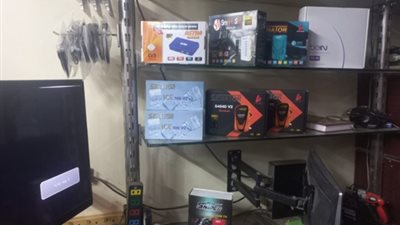 ضبط صاحب محل لفك شفرات القنوات الفضائية غير المصرح بتداولها بالأسواق